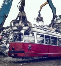 Ausgemusterte Strassenbahn der Wiener Linien wir bei der Firma Scholz in Laxenburg verschrottet.