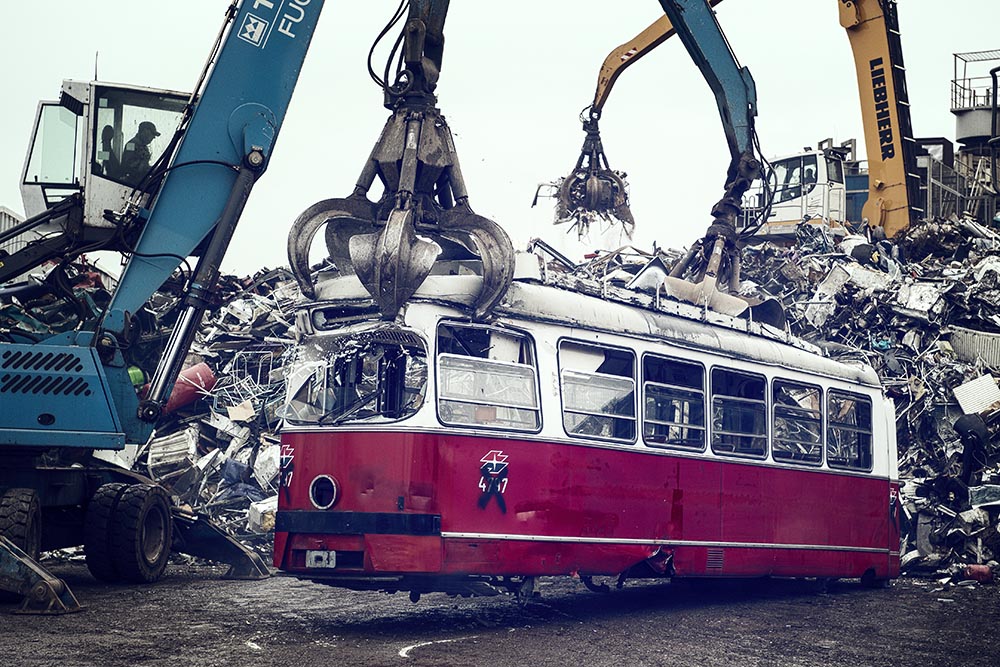 Strassenbahn der Wiener Linien Ausgemusterte Strassenbahn der Wiener Linien wir bei der Firma Scholz in Laxenburg verschrottet.