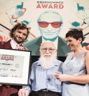 James Randi (mitte) erhält den ersten Heinz Oberhummer Award für Wissenschaftskommunikation.