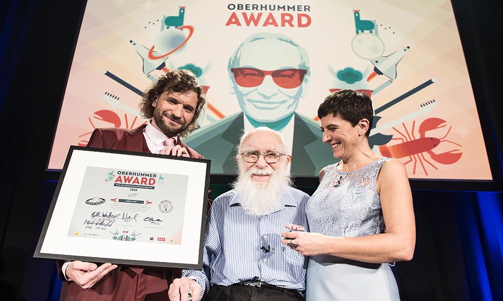 Oberhummer Award James Randi (mitte) erhält den ersten Heinz Oberhummer Award für Wissenschaftskommunikation.