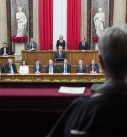 Margit Fischer beobachtet ihren Mann Bundespräsident Heinz Fischer bei seiner Rede zum Abschluss seiner Amtszeit.