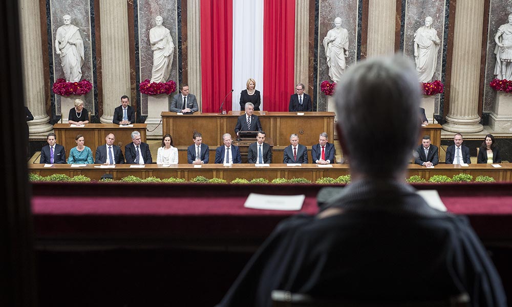 Bundespräsident Heinz Fischer Margit Fischer beobachtet ihren Mann Bundespräsident Heinz Fischer bei seiner Rede zum Abschluss seiner Amtszeit.