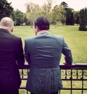 Rudi Roubinek (Seyffenstein) und Robert Palfrader (Robert Heinrich I) auf dem Balkon von Schoss Hetzendorf.