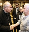 Kardinal Christoph Schönborn im Gespräch mit Betroffenem.