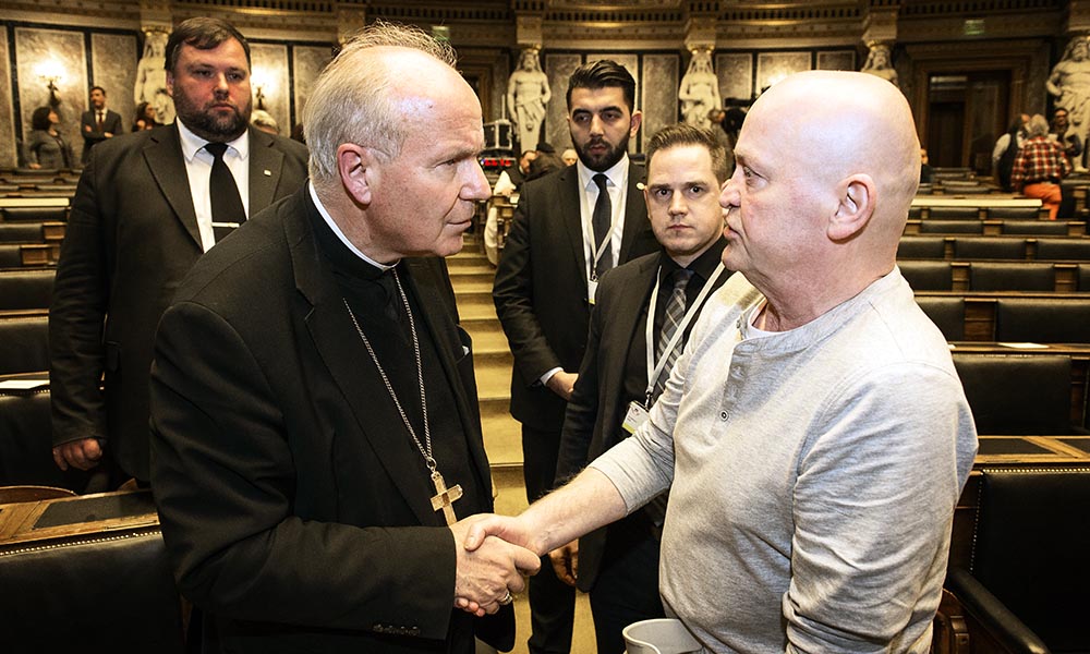 Staatsakt "Geste der Verantwortung" Kardinal Christoph Schönborn im Gespräch mit Betroffenem.