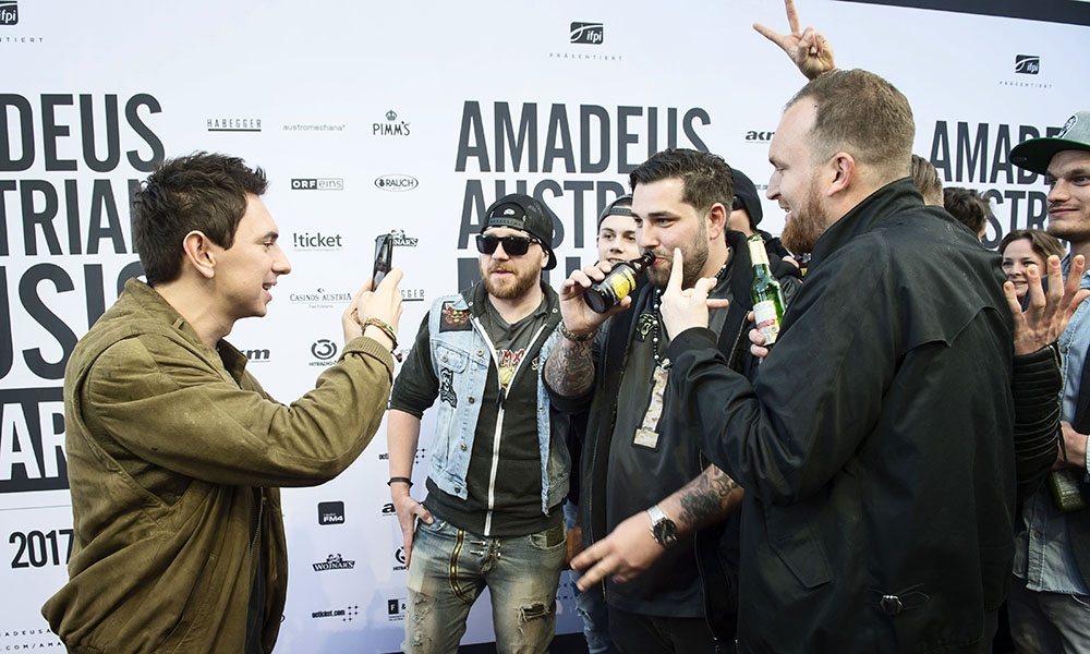 Julian Le Play fotografiert seine Kollegen am Roten Teppich. Julian Le Play fotografiert seine Kollegen am Roten Teppich.